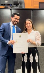 WhatsApp-Image-2024-03-15-at-13.27.35-183x300 Sorriso: Primeira dama Jucelia Ferro recebe o título de Cidadã Mato-grossense por trabalho na Assistência Social