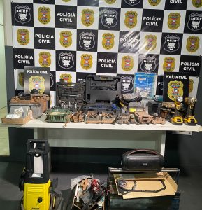 muita-coisa-apreendida-289x300 Polícia Civil apreende dezenas de peças automotivas furtadas em Rondonópolis, avaliadas em R$ 100 mil
