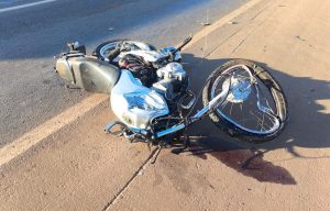 Violenta-colisao-carro-x-moto-BR-163-em-SInop-Fernando-Itamir-1024x655-1-300x192 Colisão Entre Moto e Carro Deixa Dois Feridos na BR-163