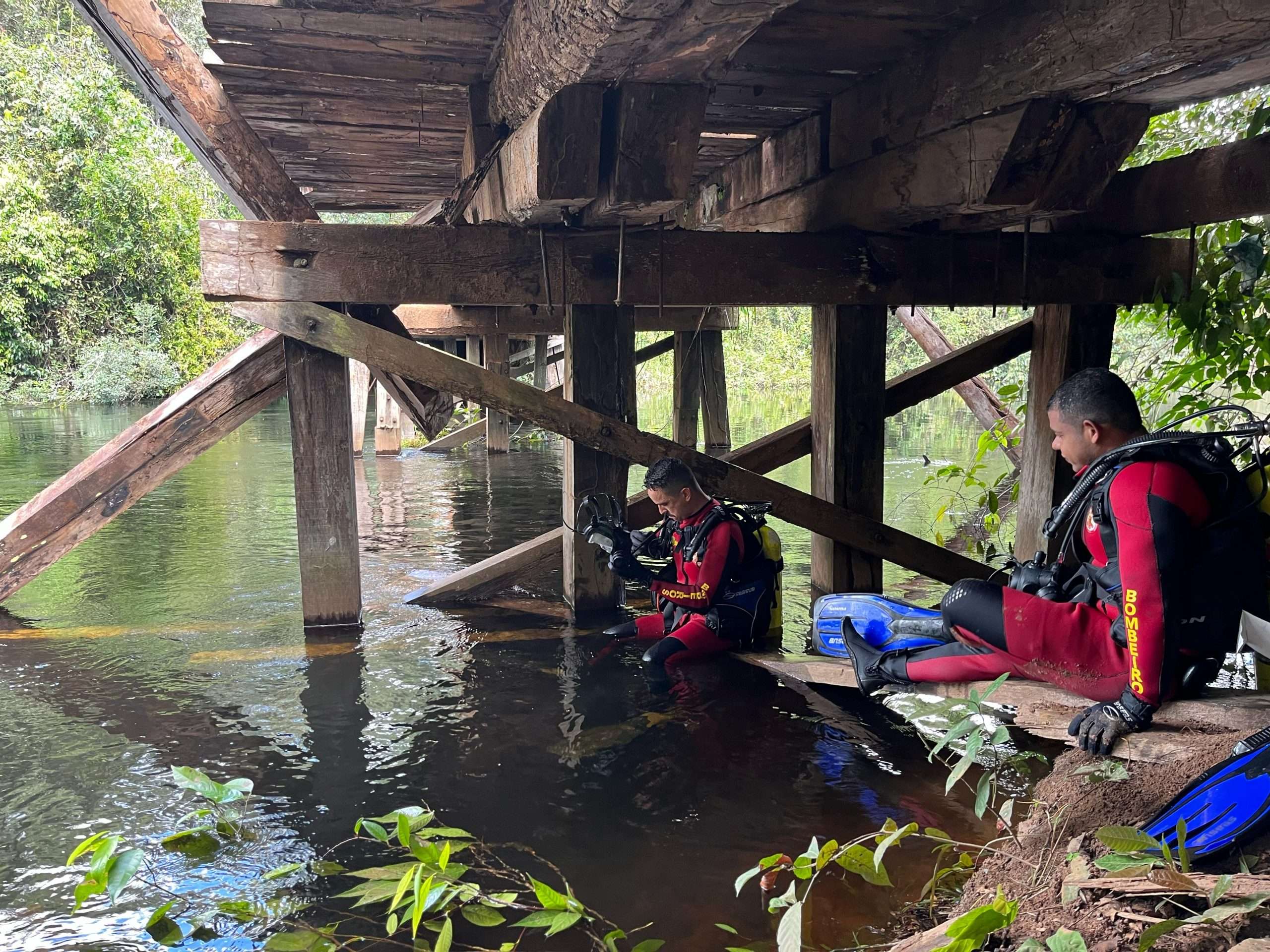 WhatsApp-Image-2025-04-18-at-08.45.15-1-scaled Caminhão carregado com madeiras tomba em ponte e mergulhadores realizam buscas no rio Arraia, em Feliz Natal (MT)