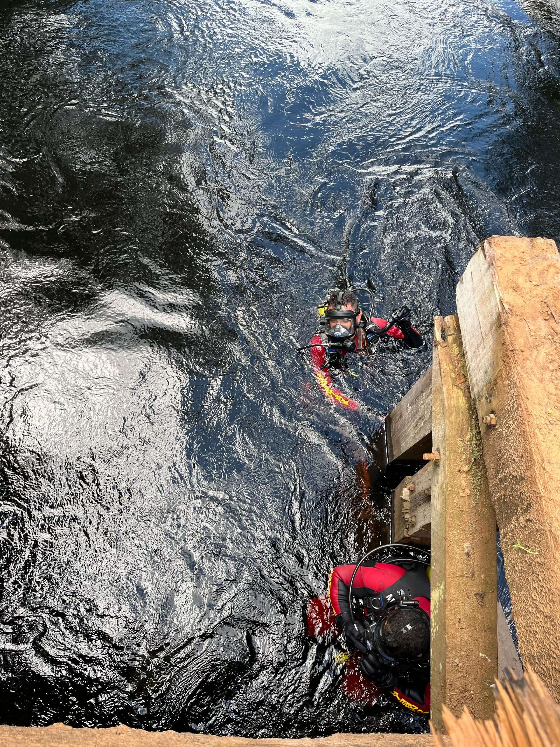 WhatsApp-Image-2025-04-18-at-08.45.15-2-scaled Caminhão carregado com madeiras tomba em ponte e mergulhadores realizam buscas no rio Arraia, em Feliz Natal (MT)