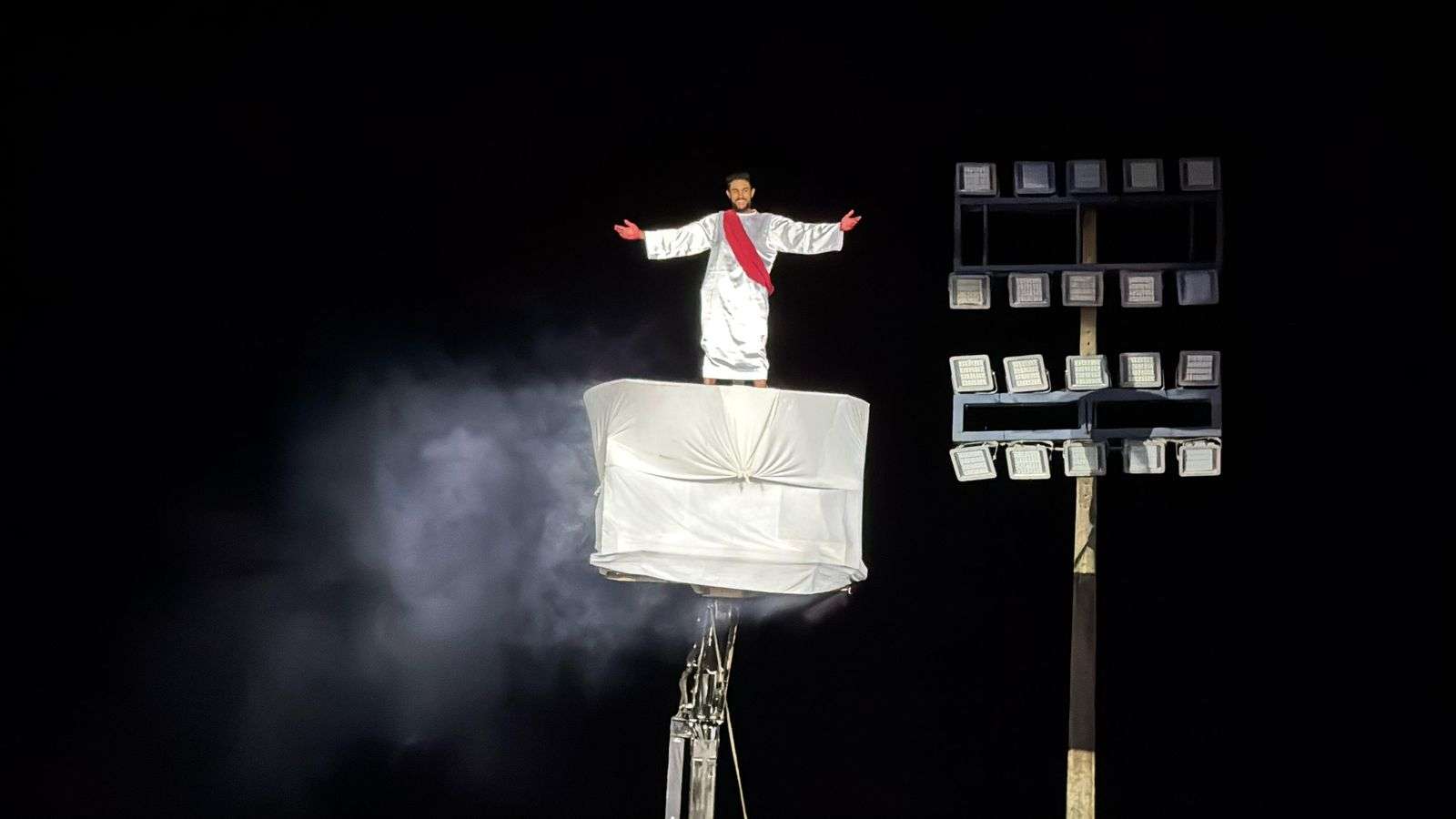 WhatsApp-Image-2025-04-18-at-22.59.55-1 Espetáculo da Paixão de Cristo emociona público em Sorriso com encenação dos milagres e últimos momentos de Jesus