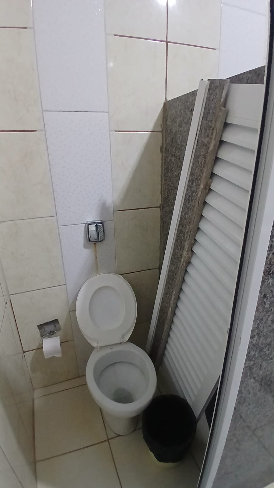 WhatsApp-Image-2025-04-25-at-13.53.25-1 Câmara Municipal: Banheiro em Más Condições e Gabinete Fechado Geram Reclamações em Sorriso