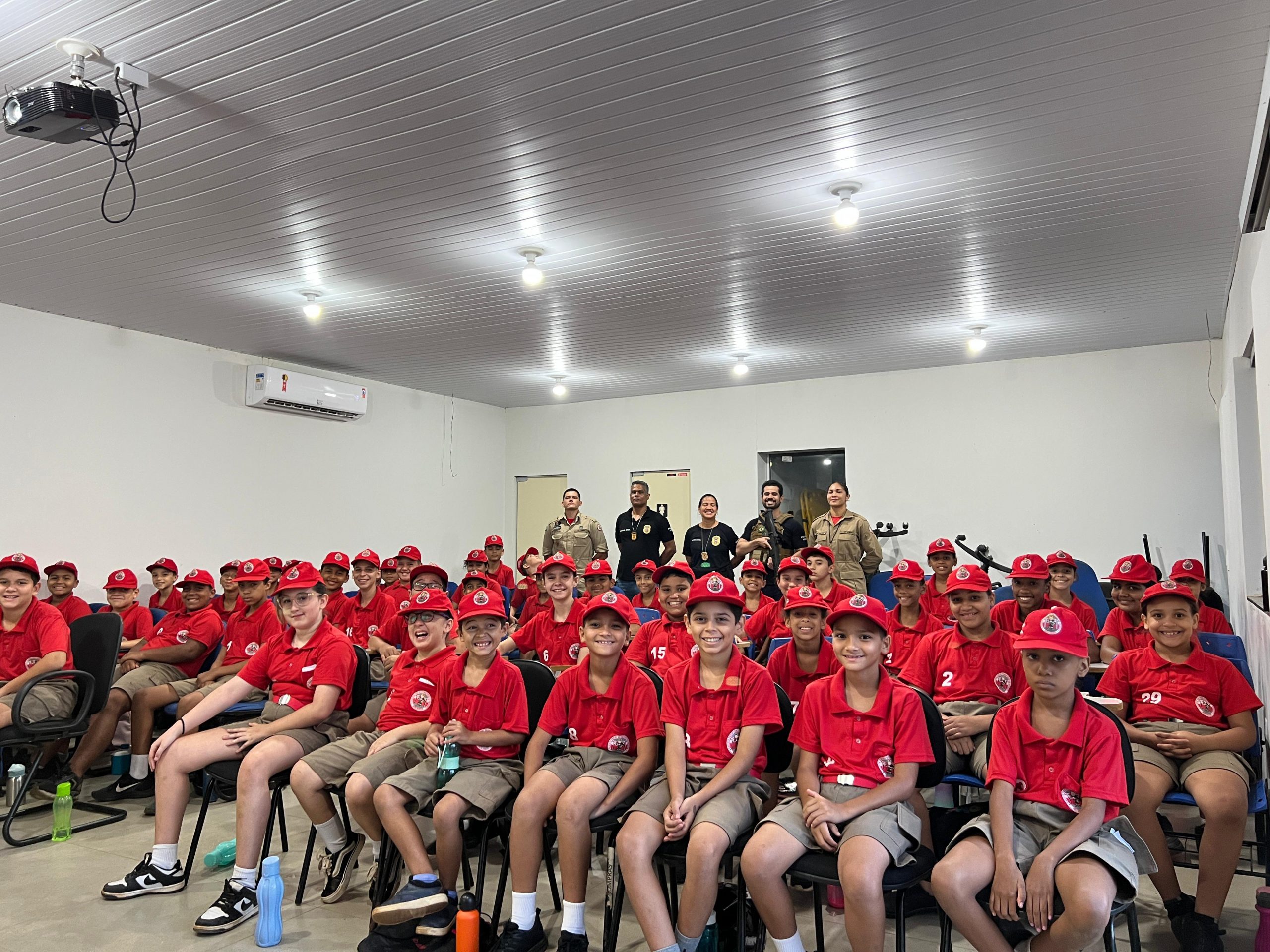 WhatsApp-Image-2025-05-07-at-21.04.53-2-scaled Crianças do Projeto “Bombeiro do Futuro” participam de palestra sobre drogas com a Polícia Judiciária Civil