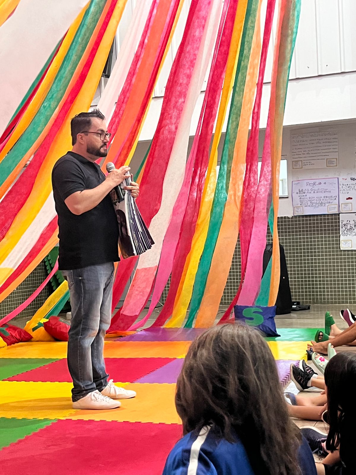 WhatsApp-Image-2025-05-28-at-19.52.08 Últimas Notícias Escola Municipal de Sorriso-MT recebe escritor renomado em dia de autógrafos: “Uma oportunidade de mostrar a evolução através da educação”