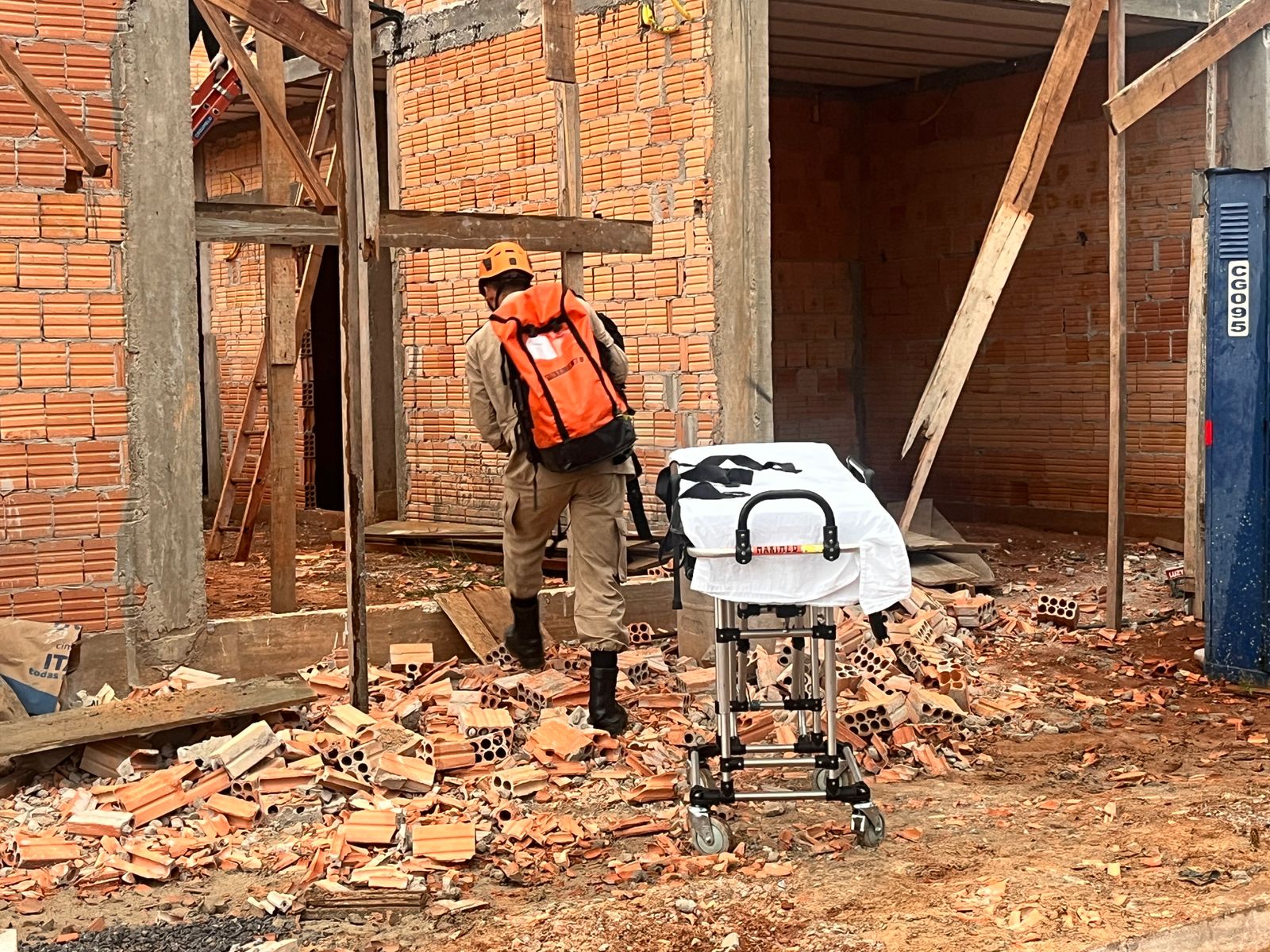 WhatsApp-Image-2025-05-28-at-20.44.32 Homem cai de estrutura de construção em Sorriso (MT); vento forte provocou acidente