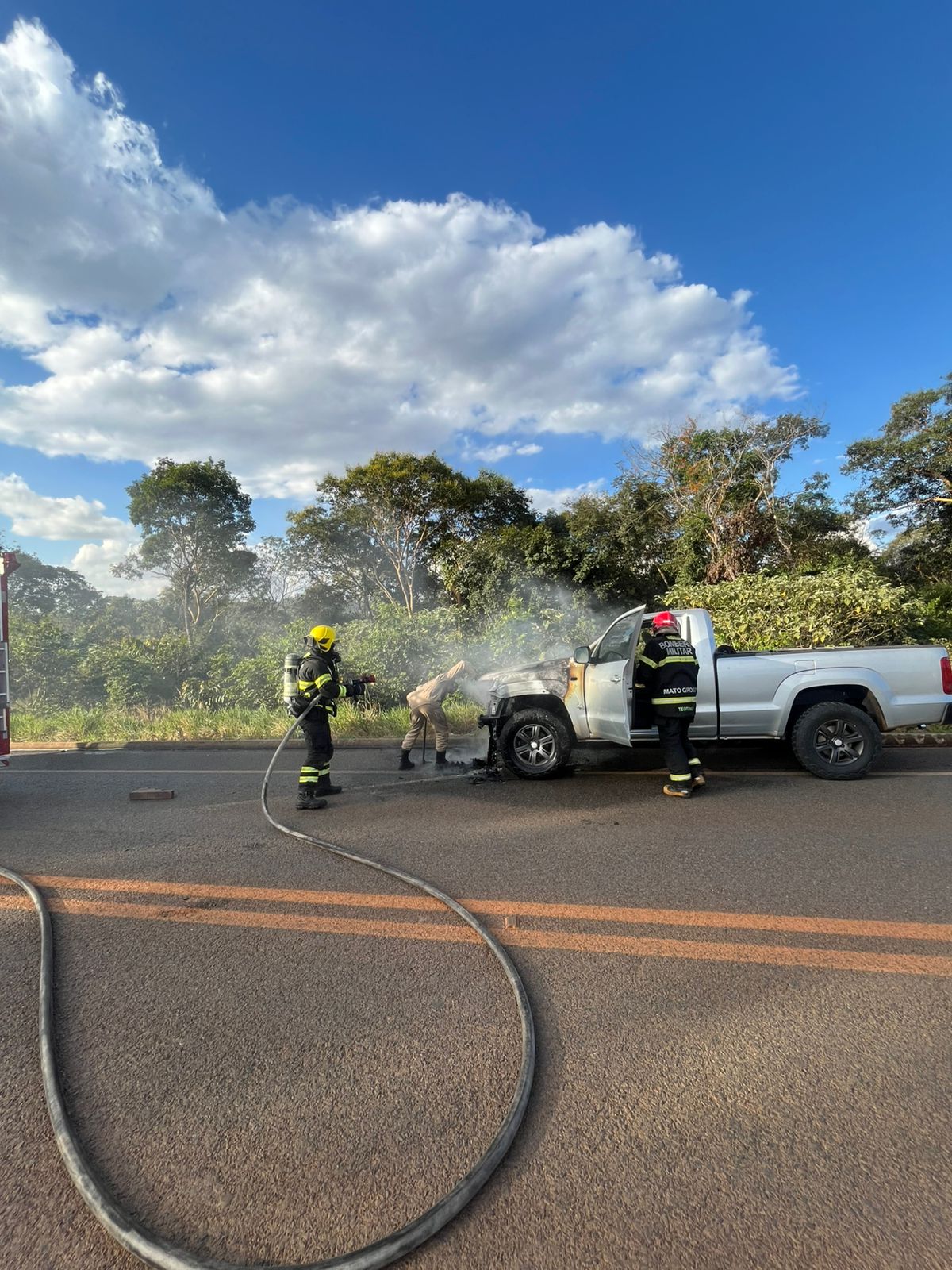 WhatsApp-Image-2025-06-12-at-07.10.05-1 Corpo de Bombeiros Militar combate incêndio em caminhonete na MT-560, em Sorriso