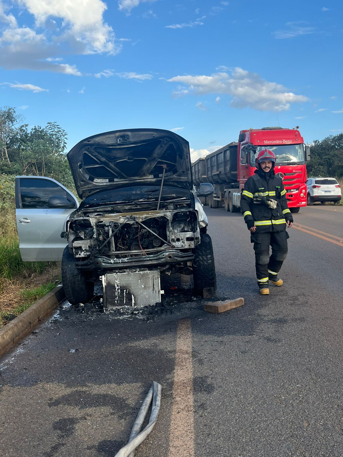 WhatsApp-Image-2025-06-12-at-07.10.07-1 Corpo de Bombeiros Militar combate incêndio em caminhonete na MT-560, em Sorriso