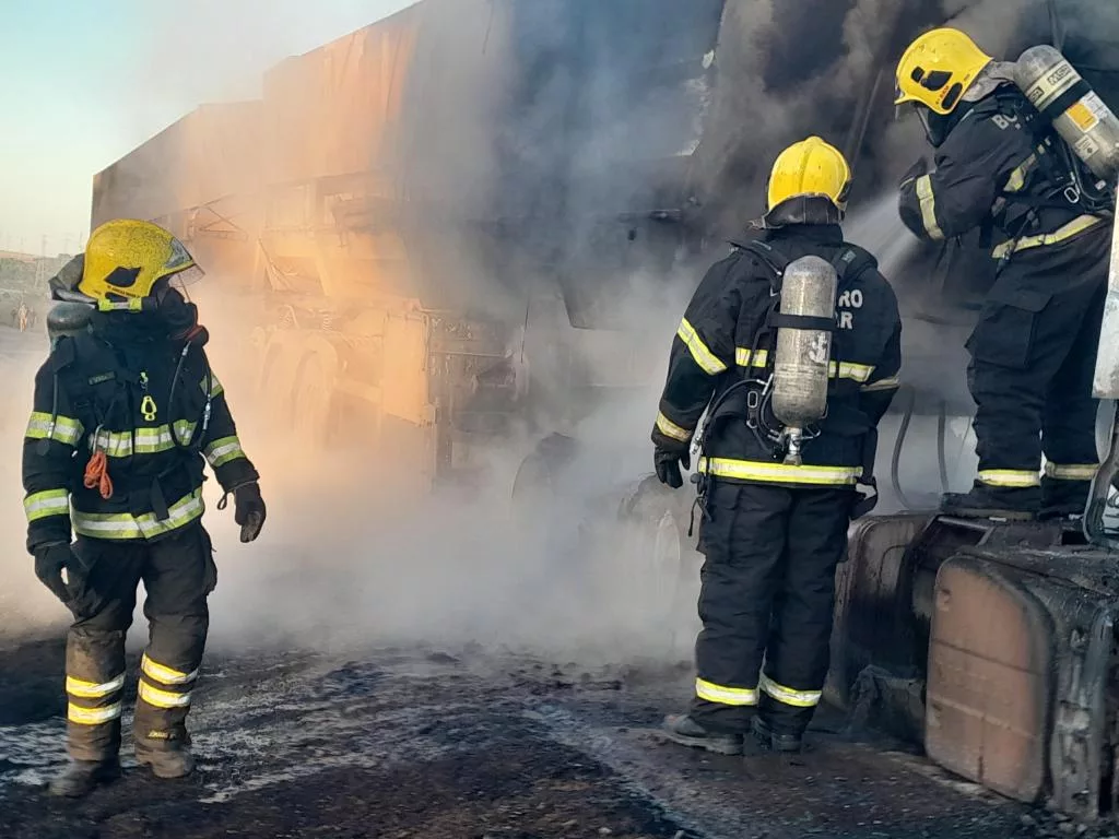sinop-1 Bombeiros combatem incêndio em carreta na BR-163 em Sinop