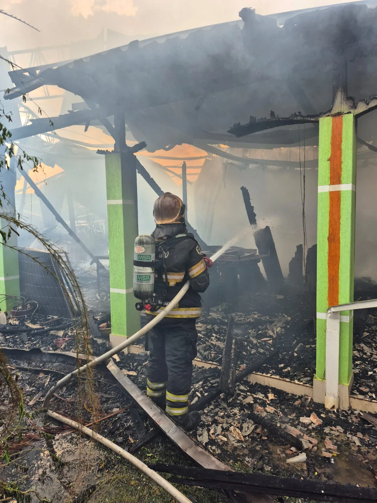 WhatsApp-Image-2025-10-17-at-20.20.33 Bombeiros combatem incêndio em residência no bairro São Cristóvão, em Sinop