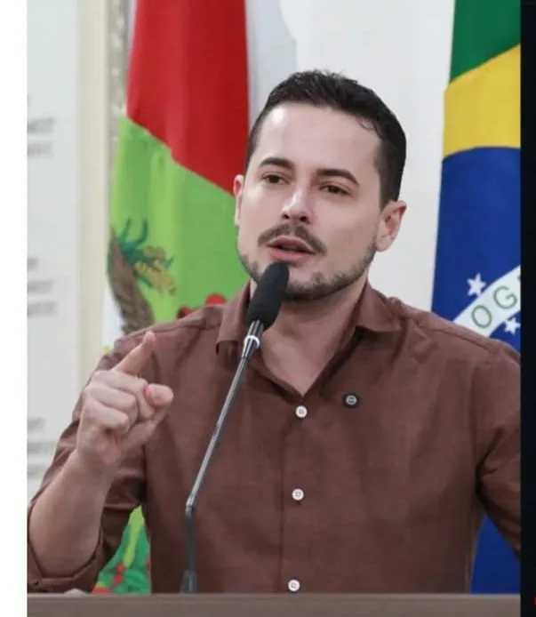 3527aad3-7ac5-4711-aa73-b2e4ed601965 Carlos Bolsonaro enfrenta resistência de lideranças locais do PL de Santa Catarina