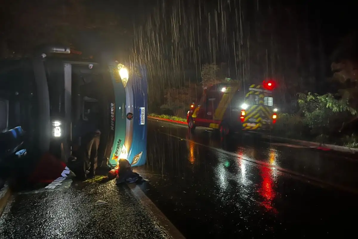 Acidente-onibus-ipora.jpg Menino autista é resgatado abraçado à mãe morta em acidente entre MT e GO