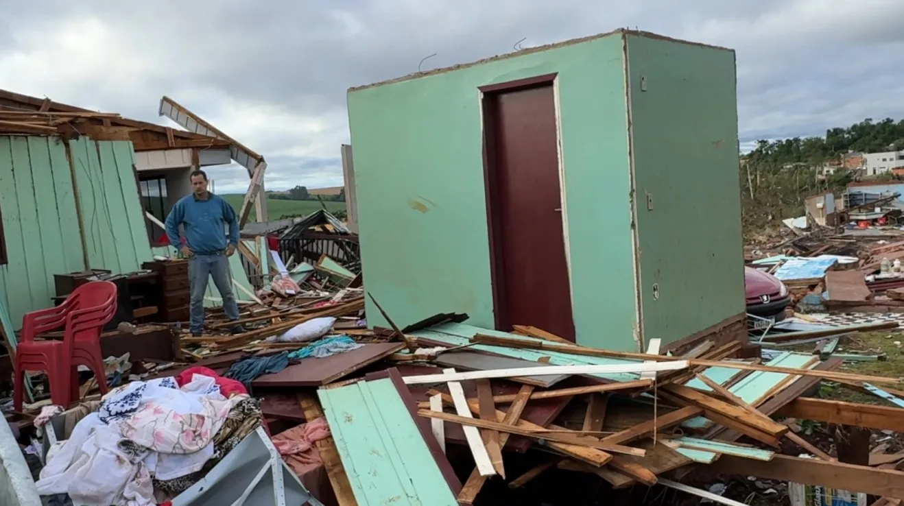 WhatsApp-Image-2025-11-08-at-08.38.31-2 Tornado devasta cidades do Paraná, deixa cinco mortos e mais de 400 feridos