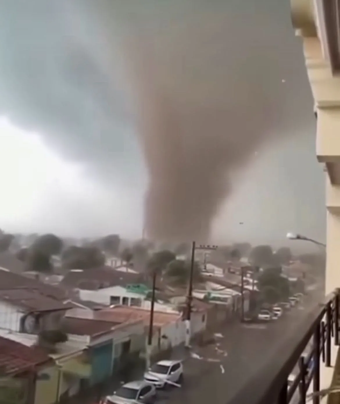 c5c98504-f67a-4b70-90c8-02b7366a3f95 Tornado devasta cidades do Paraná, deixa cinco mortos e mais de 400 feridos