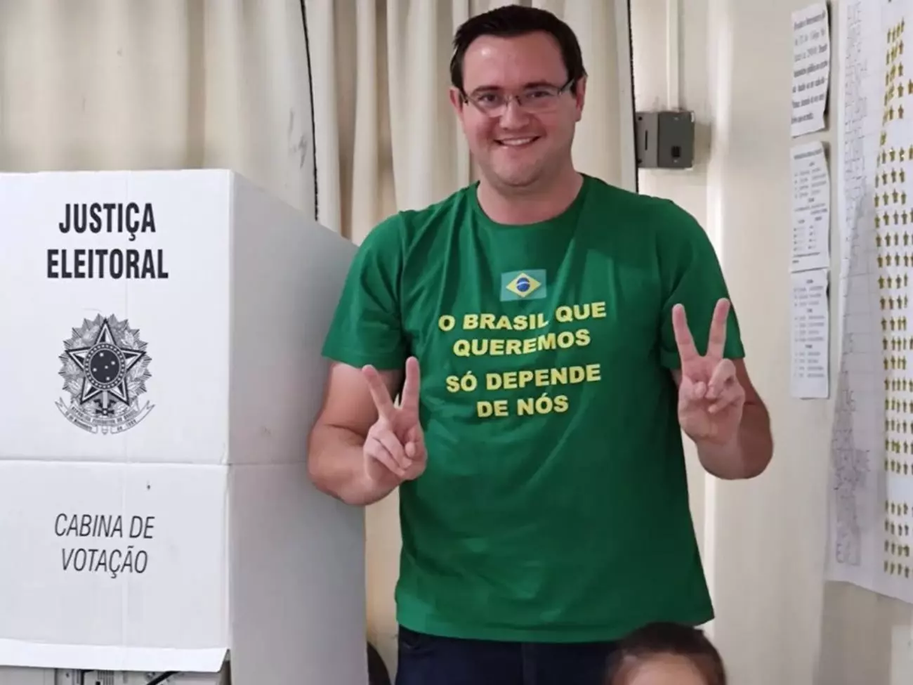 quem-e-o-prefeito-de-pouso-redondo-cassado-pela-justica-1-1300x975-1 Carlos Bolsonaro enfrenta resistência de lideranças locais do PL de Santa Catarina