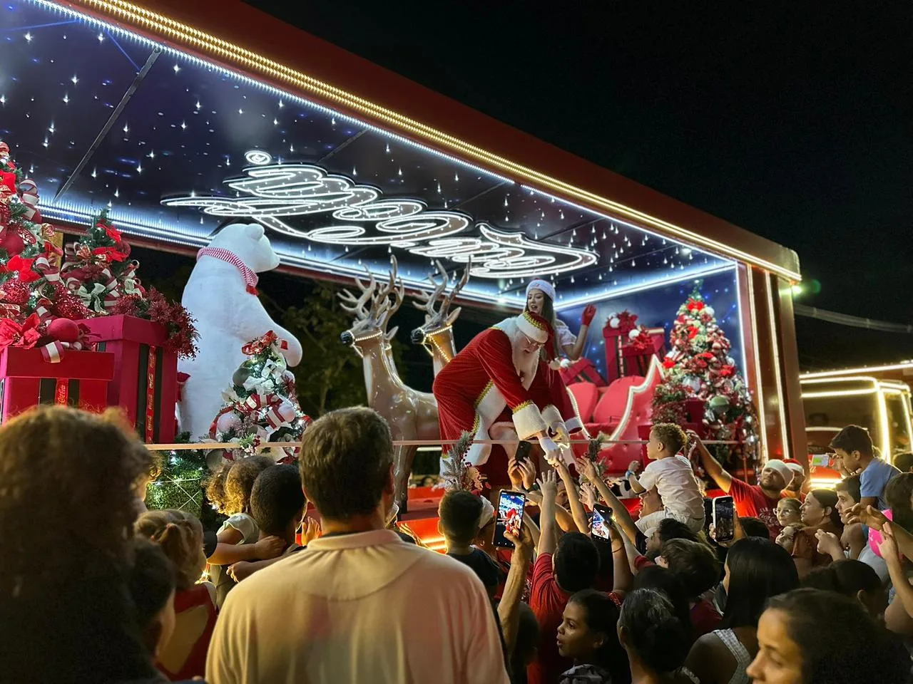 WhatsApp-Image-2025-12-05-at-10.22.20-2 Caravana natalina da Coca-Cola leva emoção e festa às ruas de Sorriso