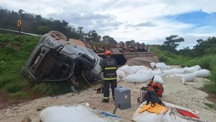8fc0ab7824364152fc2b698b517ad1f7 Motorista de 37 anos morre após carreta tombar na BR-163, em Guarantã do Norte