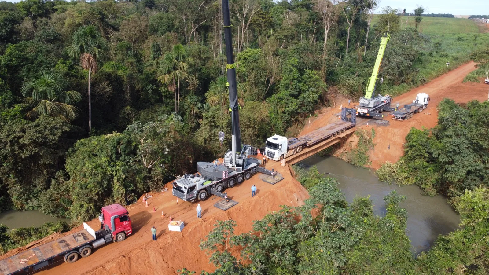 WhatsApp-Image-2026-01-29-at-09.49.29-1 Caminhão-guindaste é retirado do córrego na MT-560 em Sorriso; ponte segue interditada