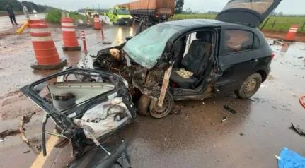 bb833efa8f3b819002bde05b40c18b8a Acidente entre carro e carreta bloqueia trecho da BR-163; dois feridos