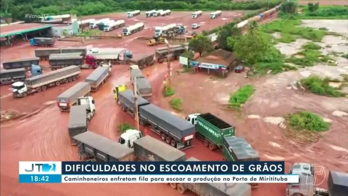 video-2026-01-29T11-56-02.594Z.ts_snapshot_01.00.827-696x392-1 Caminhoneiros de Sorriso e região Norte enfrentam longas filas para escoar grãos no Porto de Miritituba