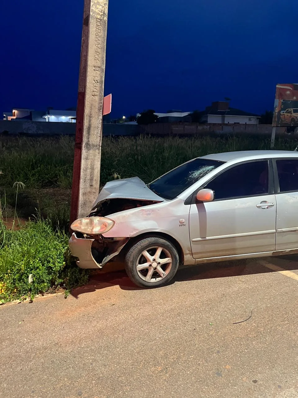 WhatsApp-Image-2026-02-01-at-05.20.02-3 Carro atinge poste no bairro Mont Serrat e motorista sai do local antes do atendimento