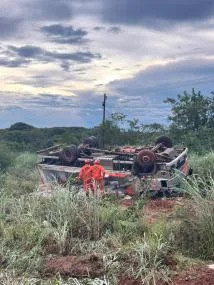 0721fe6d1a5a349e4dff0efaa3adfebb Caminhão de sorvete capota e motorista morre no interior de MT