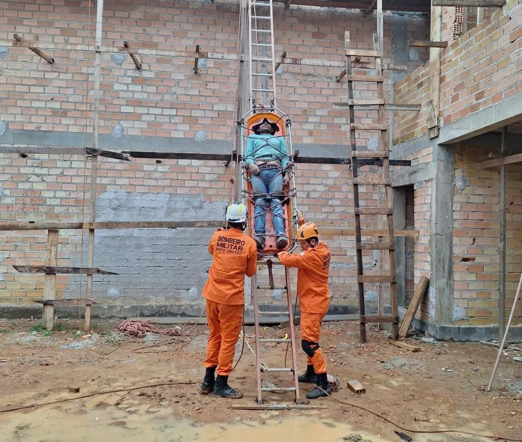 Alta-Floresta Corpo de Bombeiros resgata vítimas em andaime e telhado em ocorrências registradas em Alta Floresta e Sinop