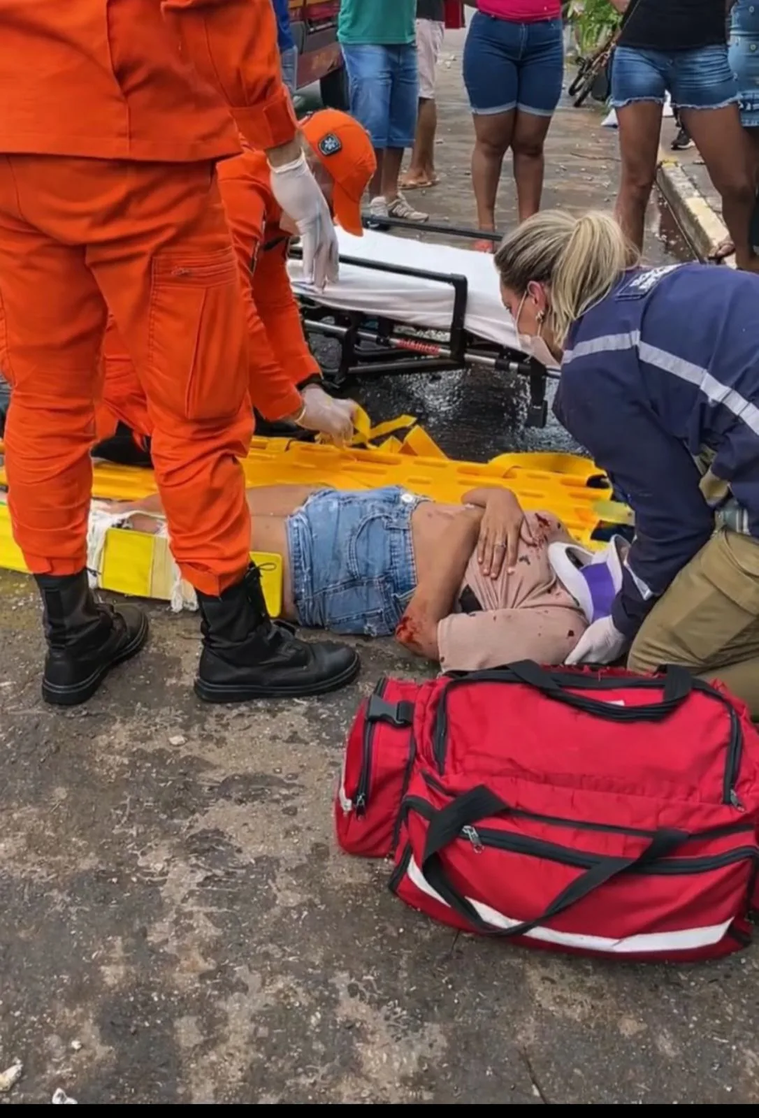 WhatsApp-Image-2026-03-08-at-13.44.57 Passageira é arremessada após caminhonete atingir postes em avenida de Sorriso