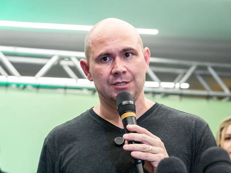 Abilio-Brunini Explosão de casos de gripe faz Abilio cogitar aulas facultativas em Cuiabá; vídeo