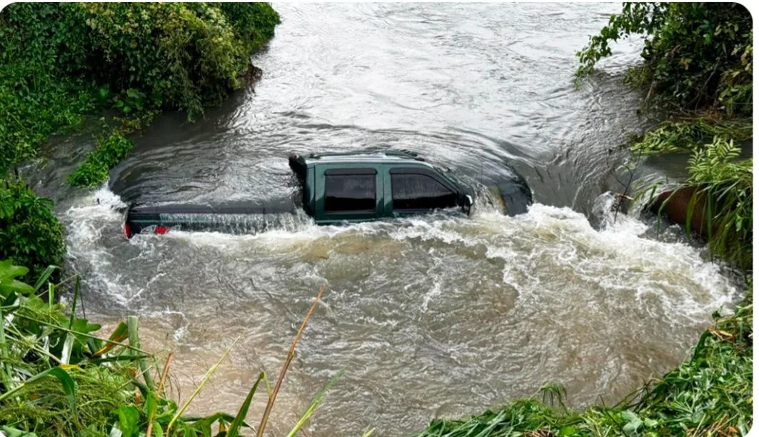 WhatsApp-Image-2026-04-06-at-21.40.51 Caminhonete cai em córrego às margens da BR-163 em Sinop