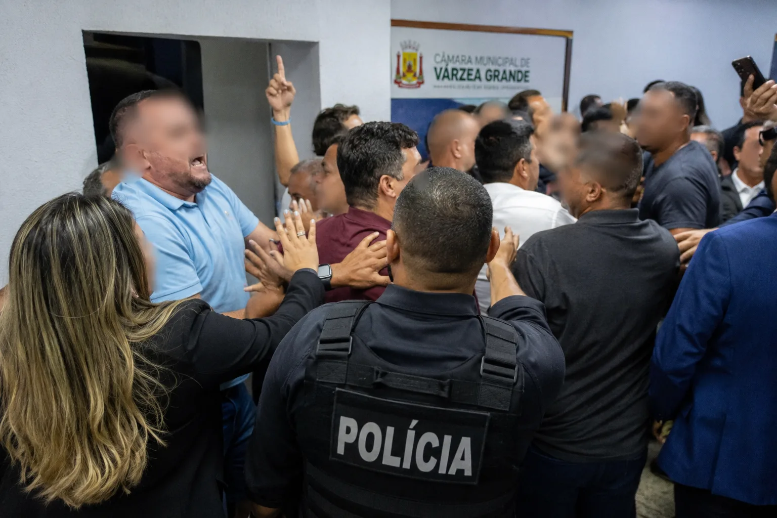 98787a42-03d1-4d6d-93d1-e3b2c9d69494 Confusão, gritos, empurrões e voz de prisão marca visita de Flávia Moretti à Câmara de Várzea Grande
