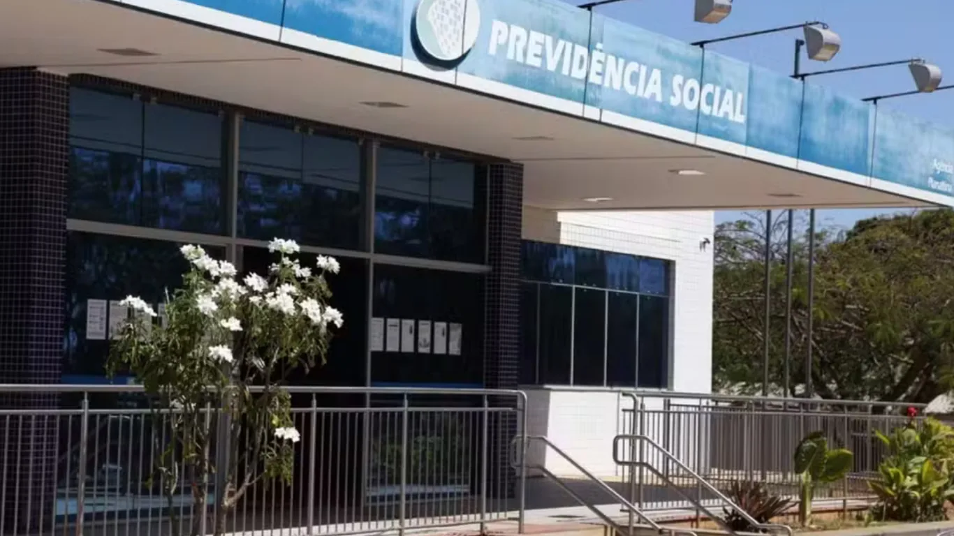 ARTE-14 PF apreende R$ 287 mil em dinheiro vivo dentro de sacos de lixo na casa de servidor do INSS