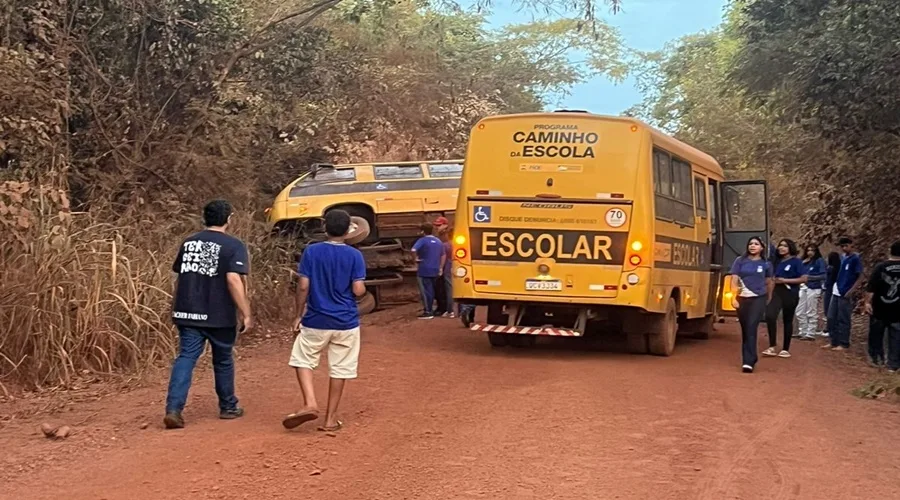 WhatsApp-Image-2026-05-13-at-18.00.22 Ônibus escolar tomba após batida com Amarok em estrada rural e crianças escapam sem ferimentos