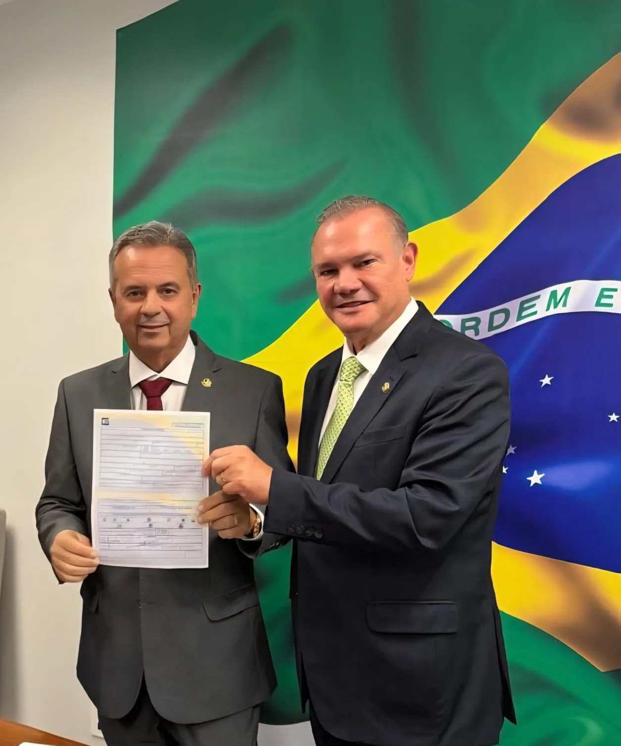 WhatsApp-Image-2026-05-29-at-08.51.56-1 Wellington Fagundes assina PEC que amplia liberdade do trabalhador para escolher jornada de trabalho
