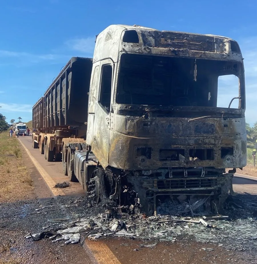 6a1f0baf58ab4784d5-e1780492462279 Carreta pega fogo após estouro de pneu na MT-320 entre Colíder e Nova Santa Helena