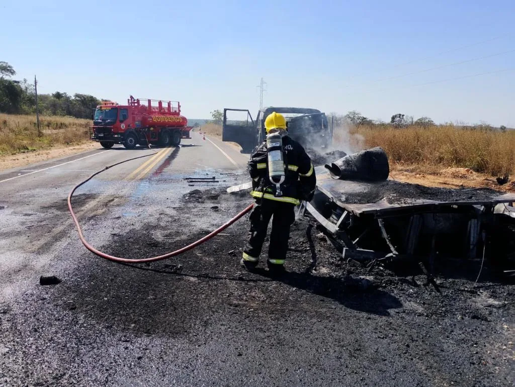 novamutum Corpo de Bombeiros combate incêndio em caminhão carregado com óleo