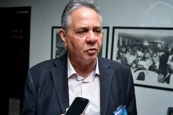 3868f9a204152b12547fd081cd43e404-1 Justiça proíbe Antero de atacar Mauro Mendes e manda apagar postagens