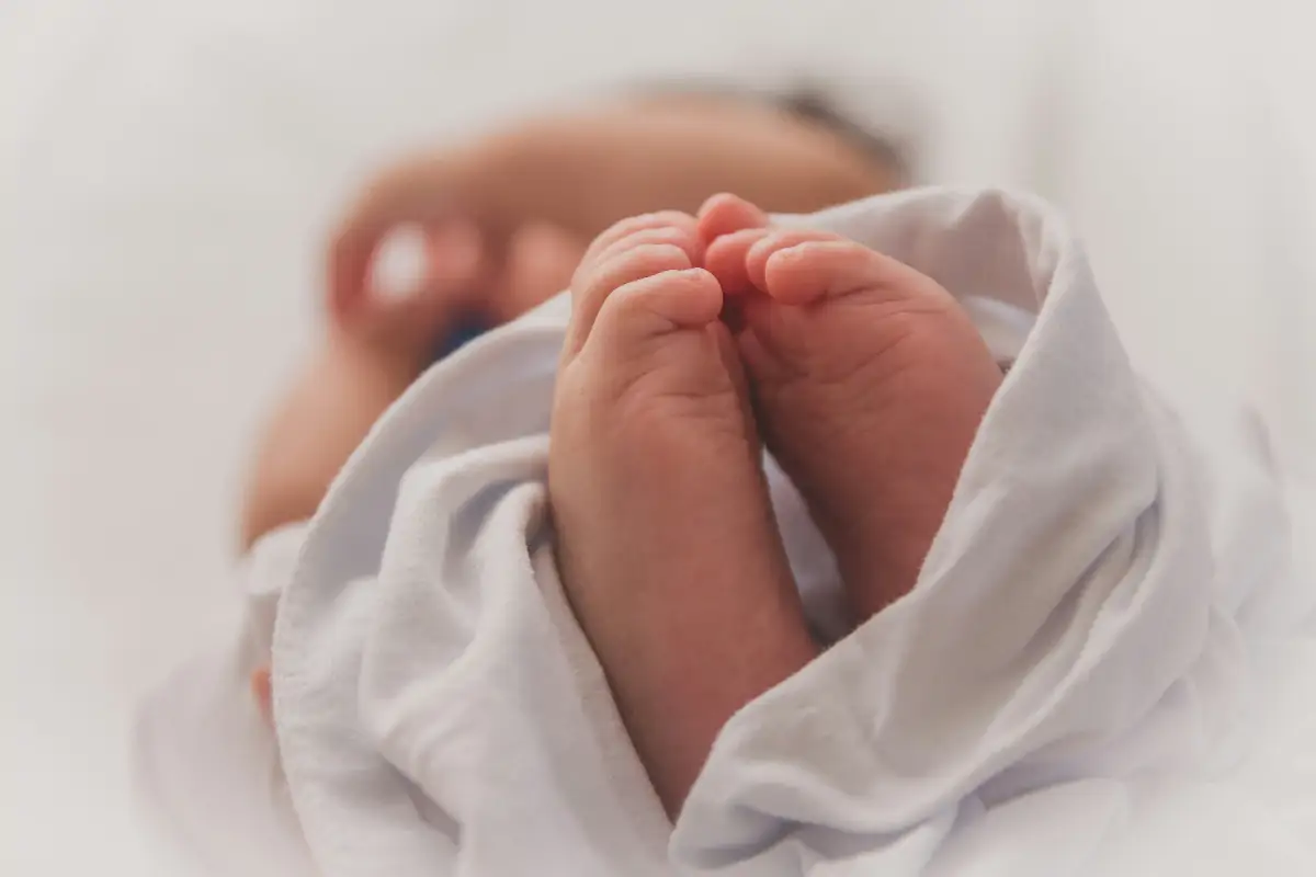 Bebe Bebê apresenta sinais de traumatismo após ser atingida por rodo em briga dos pais