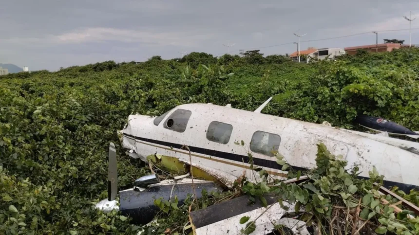 WhatsApp-Image-2026-07-06-at-16.18.42-e1783365813294-860x483-1 Dois homens ficam gravemente feridos após queda de avião de pequeno porte em praia de Santa Catarina