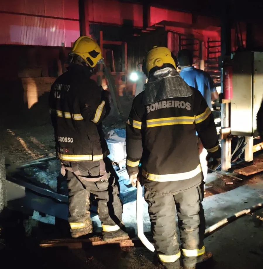 WhatsApp-Image-2026-07-22-at-17.16.10 Bombeiros controlam incêndio em madeireira após chamas atingirem pó de serra e máquinas em Sinop