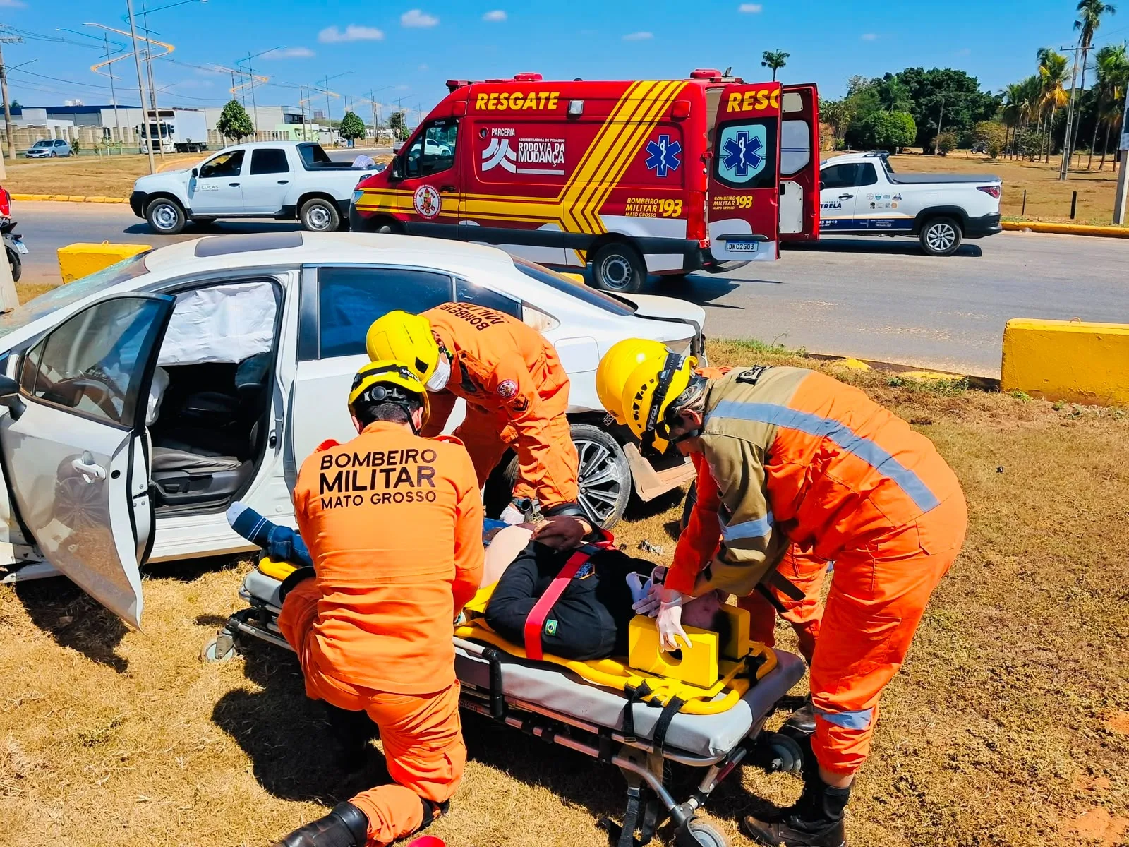 WhatsApp-Image-2026-07-23-at-08.57.58 Corpo de Bombeiros resgata vítima após carro bater contra rotatória