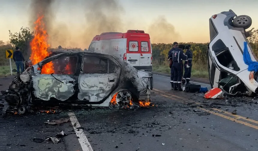 eereqq2355-860x505-1 Colisão entre dois carros deixa quatro mortos em rodovia de Rosário Oeste