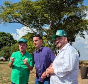 281080c1-be58-4ceb-98e1-681185334de6-300x287 FLÁVIO BOLSONARO SE ENCONTRA COM WELLINGTON E REFORÇA UNIÃO DO PL EM MATO GROSSO