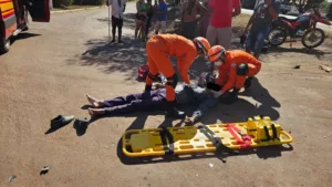 8578a792-b289-4e96-b6c7-c94811abd292-1-300x169 Corpo de Bombeiros socorre vítima de acidente de trânsito em Poconé