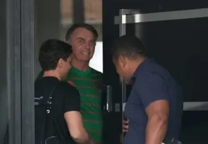 934a2c31c34fa68a720c0d54d8deb23b-reportermt-com-300x208 Moraes autoriza Jair Bolsonaro a receber visitas de Carlos e Jair Renan durante a prisão domiciliar