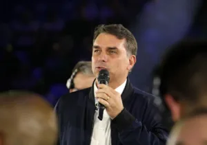 AF820260801004-300x211 Flávio Bolsonaro diz ter pós-graduação na UFRJ, mas universidade nega registro