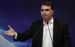 Design-sem-nome-1-3-300x188 Por que Flávio Bolsonaro não participou do debate da Band? Entenda a decisão
