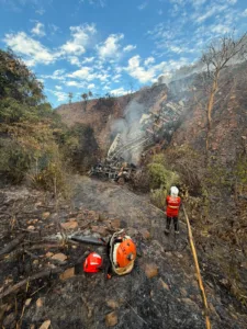 WhatsApp-Image-2026-08-20-at-08.22.49-1-225x300 Carreta sai da pista, cai em ribanceira e pega fogo; motorista morre em acidente na Serra do Mangaval