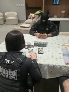 WhatsApp-Image-2026-08-25-at-07.49.30-225x300 Polícia Civil prende integrantes de facção e apreende frota de luxo usada por foragidos de Mato Grosso no Rio