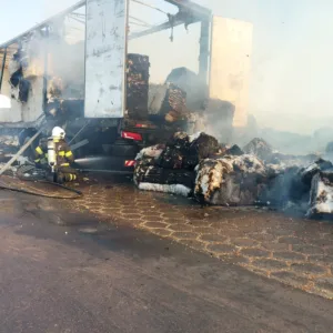 WhatsApp-Image-2026-08-27-at-10.53.35-300x300 Bombeiros extinguem incêndio em carretas na rodovia BR-364
